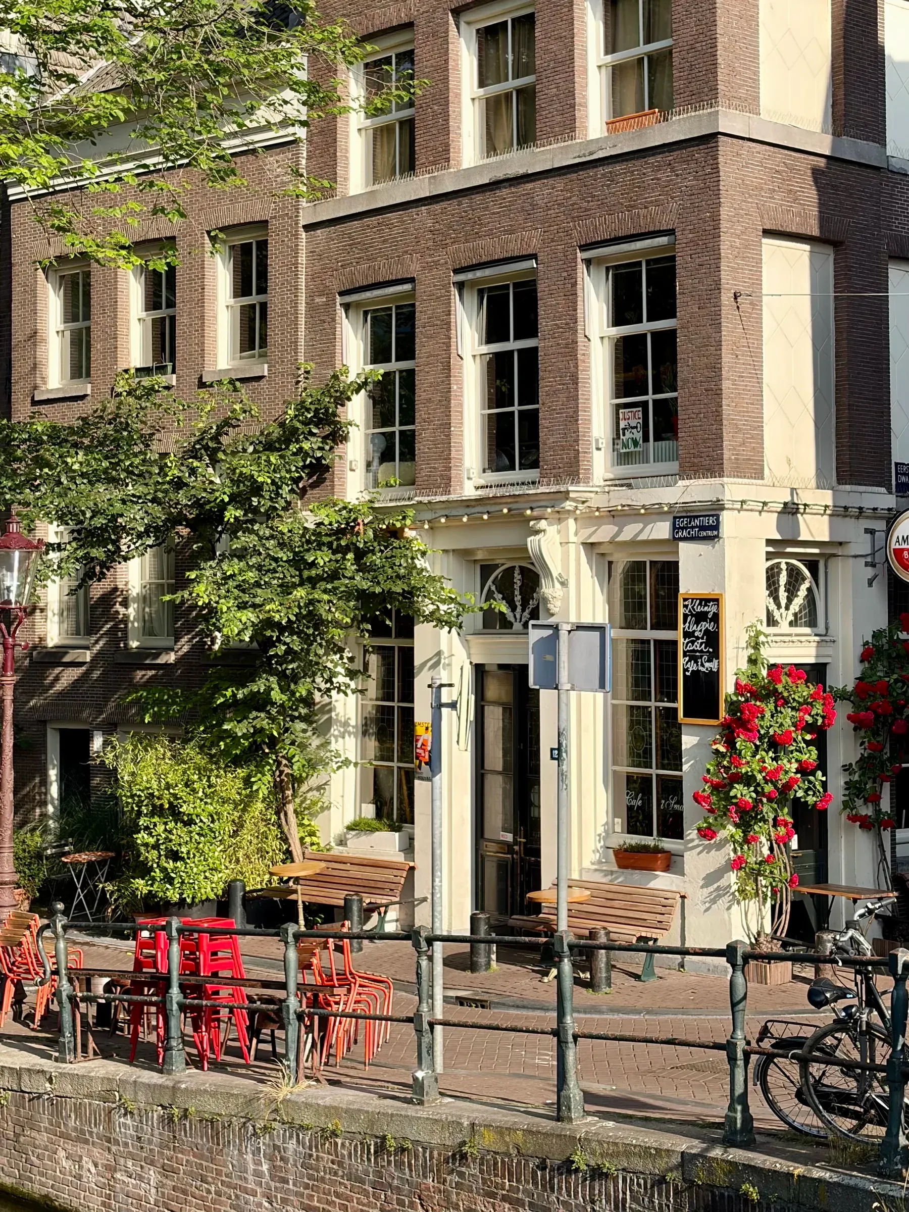 Café 't Smalle by the canal