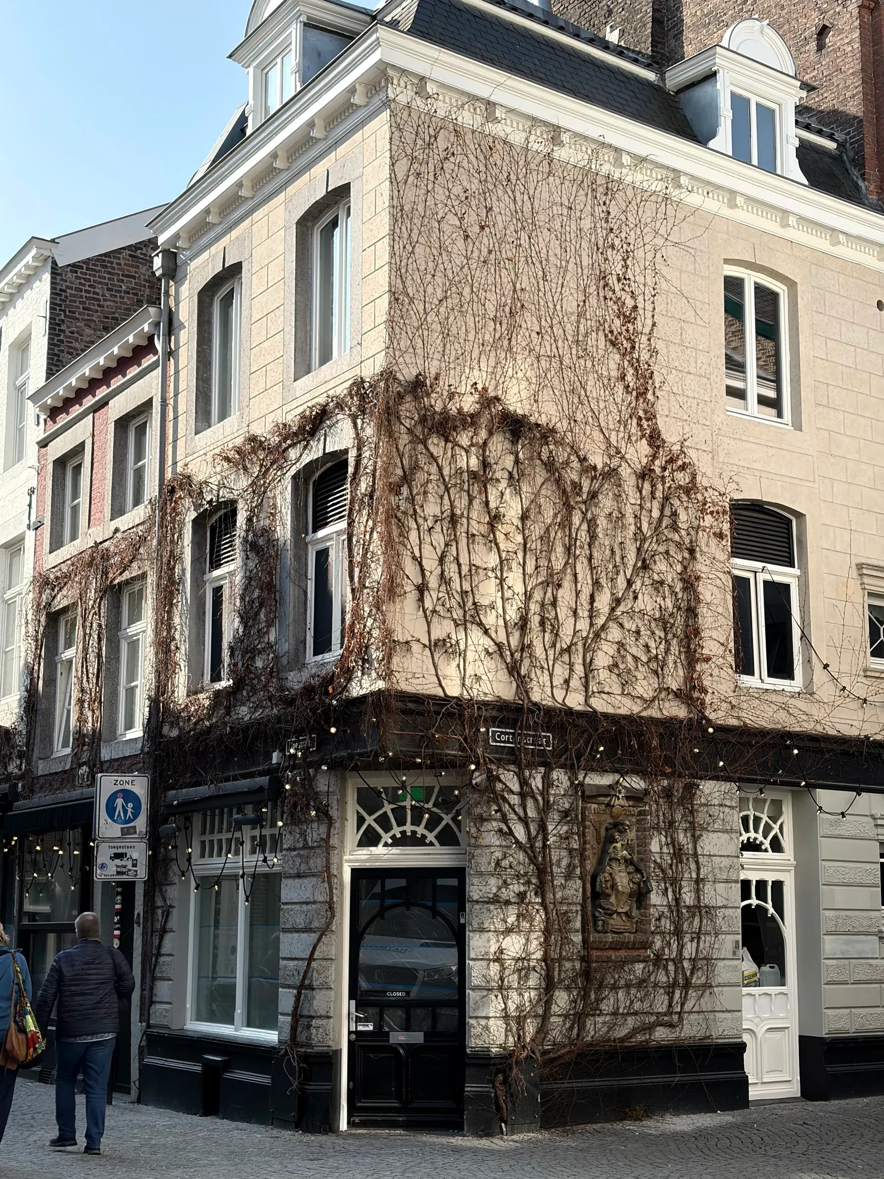 Ivy-covered corner on Cortenstraat