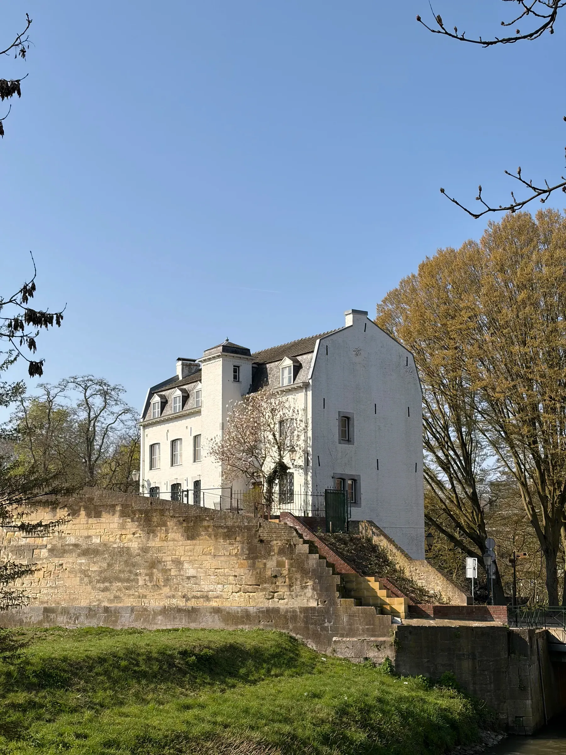 House above the city wall in the Jekerkwartier