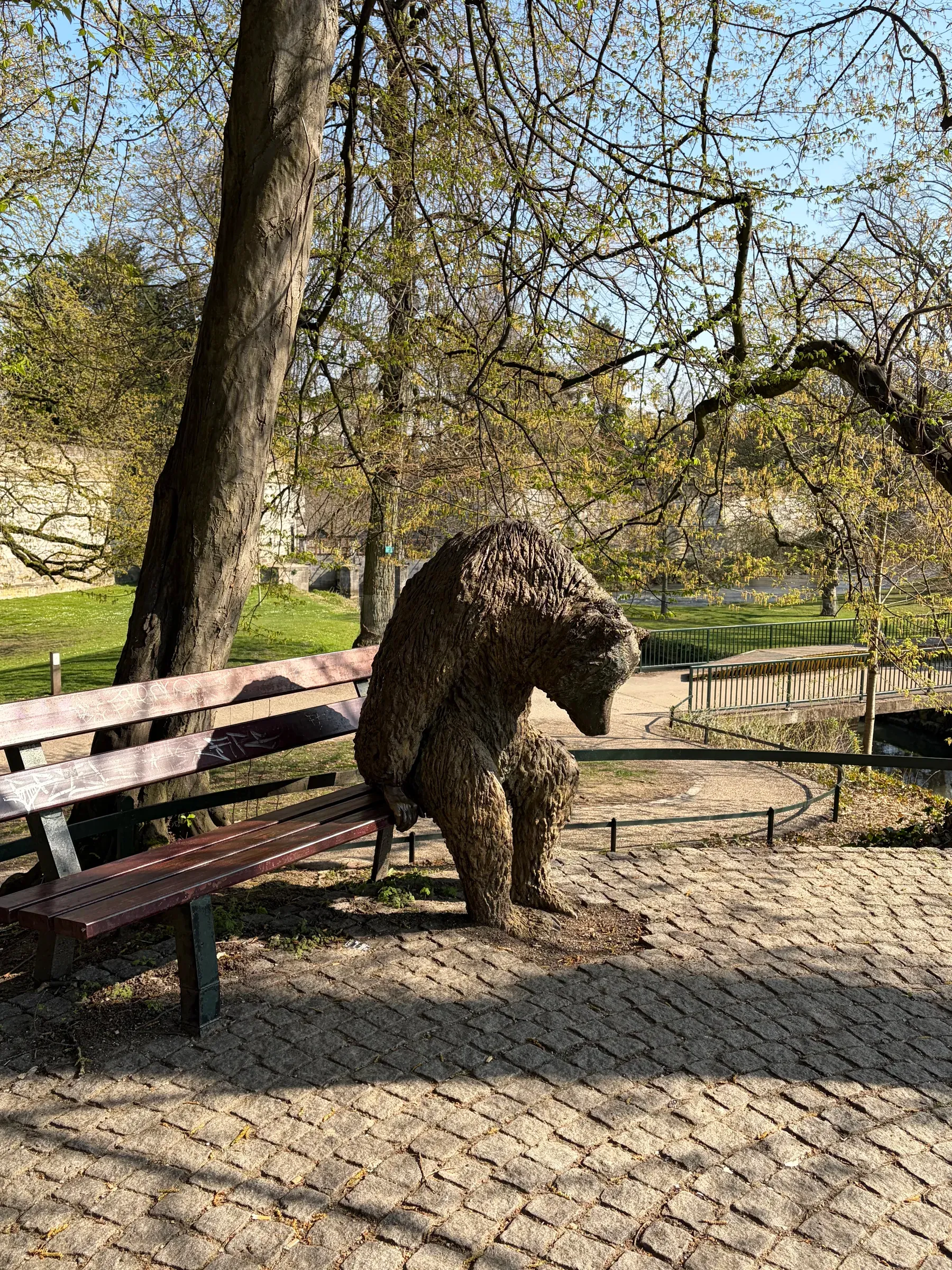Bronze statue of Beer Jo on a park bench in Stadspark